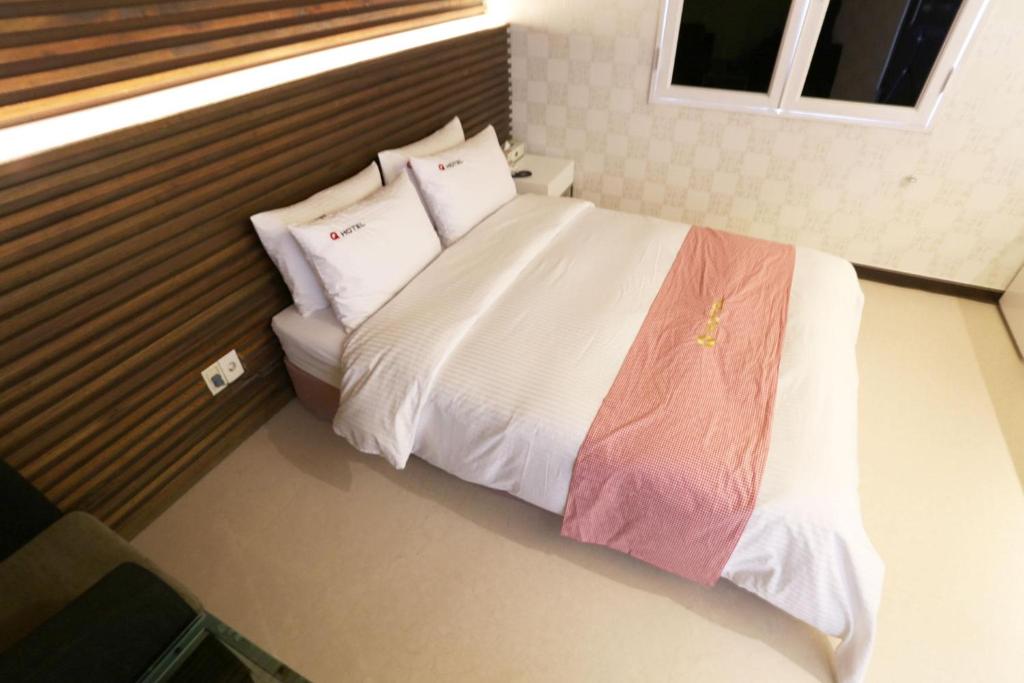 Postel nebo postele na pokoji v ubytování Q Hotel