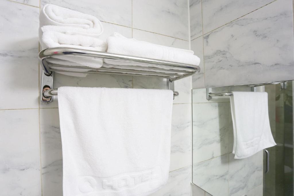 Koupelna v ubytování Q Hotel