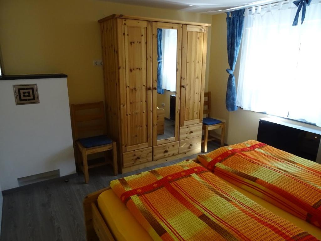 Postel nebo postele na pokoji v ubytování Am Keschtewaeldele ****