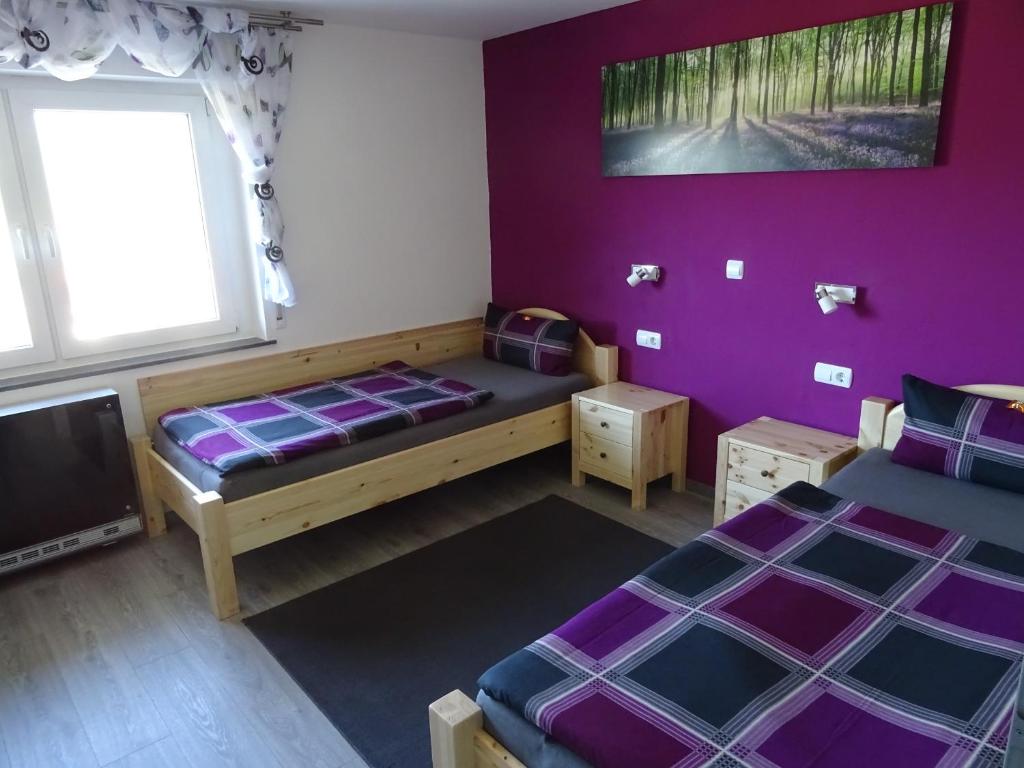 Postel nebo postele na pokoji v ubytování Am Keschtewaeldele ****