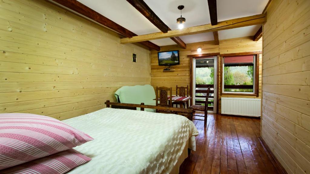 Postel nebo postele na pokoji v ubytování Eco Centr Zrub