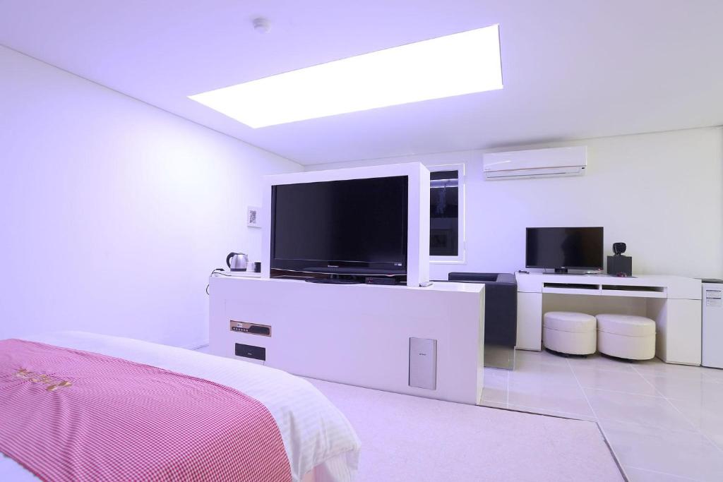 TV a/nebo společenská místnost v ubytování Q Hotel