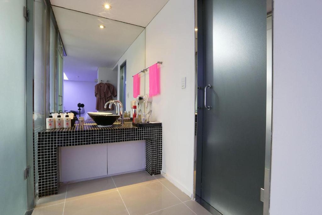 Kuchyň nebo kuchyňský kout v ubytování Q Hotel