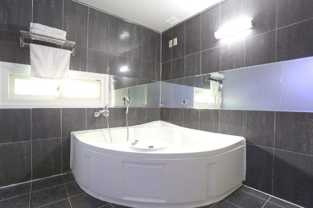 Koupelna v ubytování Q Hotel