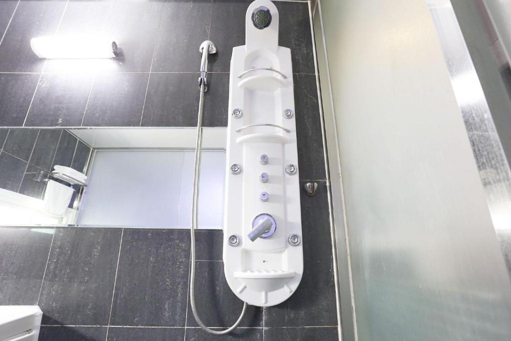 Koupelna v ubytování Q Hotel