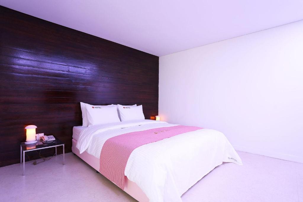 Postel nebo postele na pokoji v ubytování Q Hotel