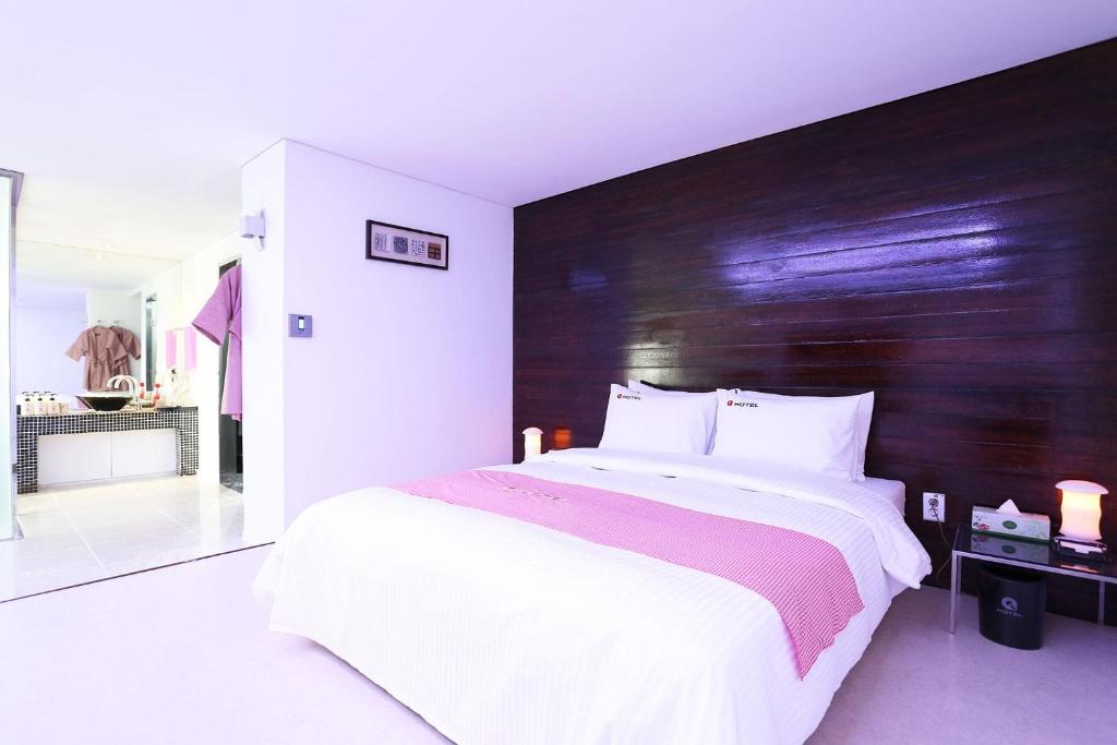 Postel nebo postele na pokoji v ubytování Q Hotel