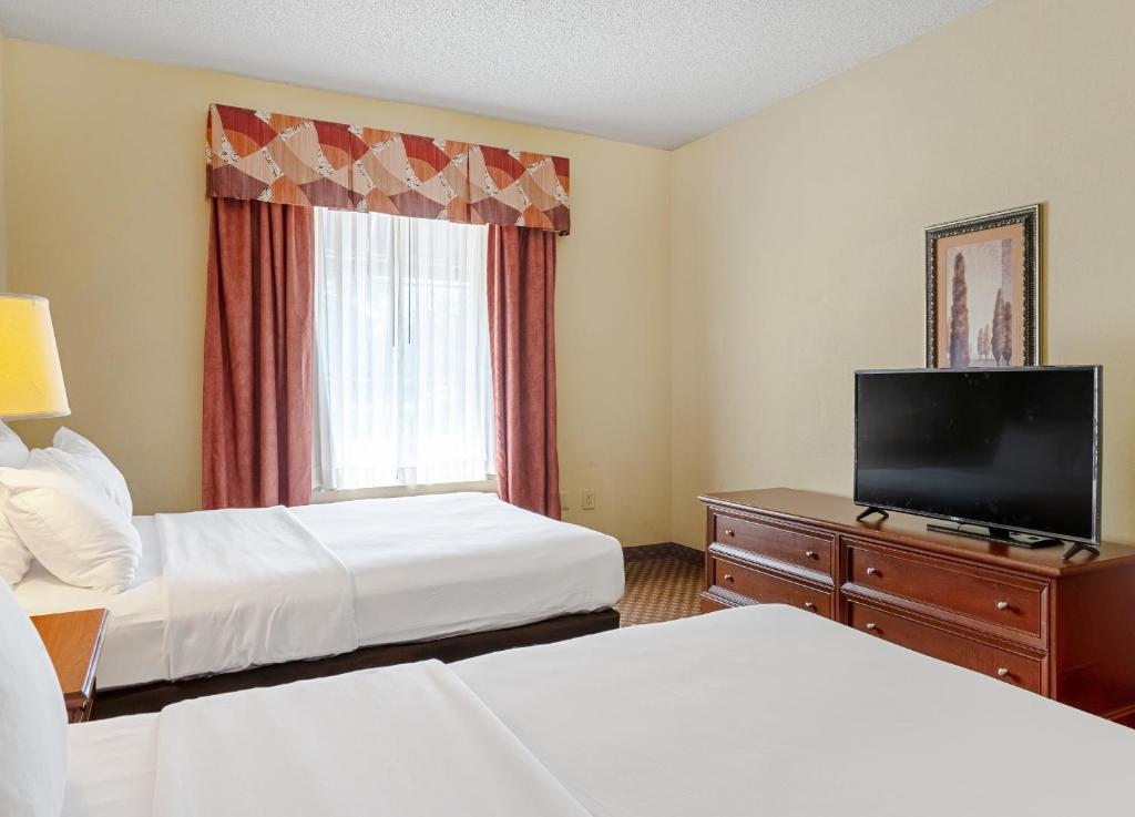 Quality Suites San Antonio Northeast - Queen Suite With Two Queen Beds - Non-Smoking