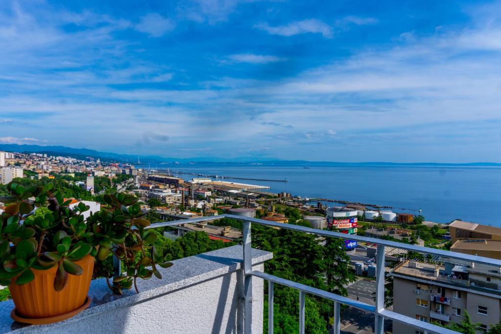 widok na miasto z balkonu z roślinami w obiekcie Apartman ZTC w mieście Rijeka