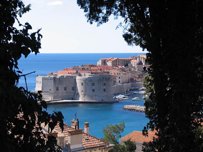 - Vistas a una ciudad con barcos en un puerto en Suncana Apartments Dubrovnik 2 en Dubrovnik