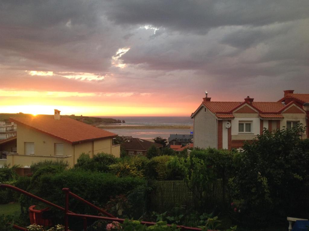 - un coucher de soleil depuis l'arrière-cour d'une maison dans l'établissement Adosado con vistas al mar los GIRASOLES, à Mogro