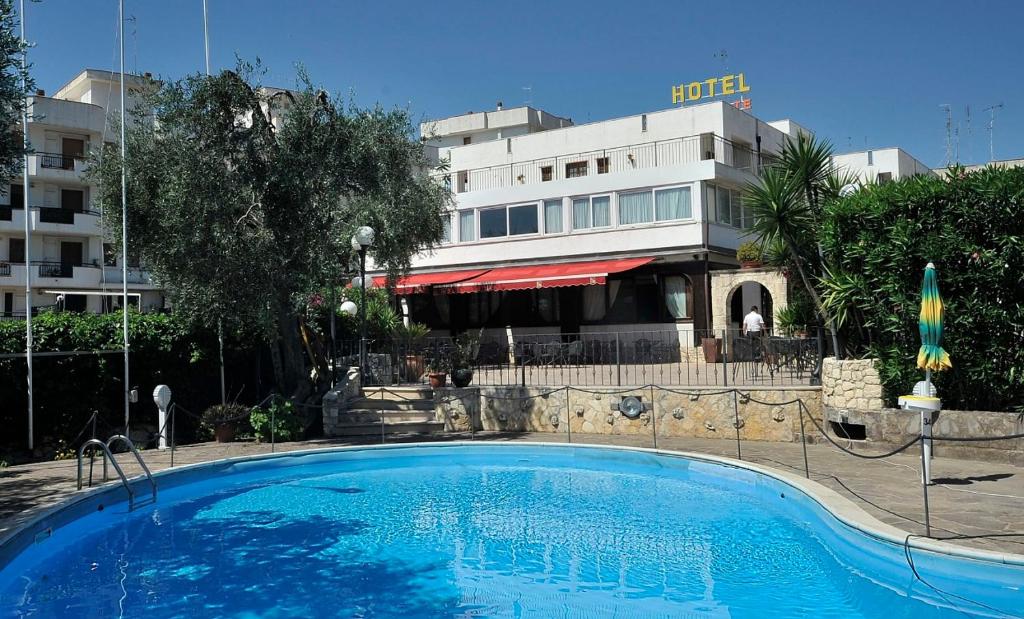 The swimming pool at or close to Hotel Apeneste