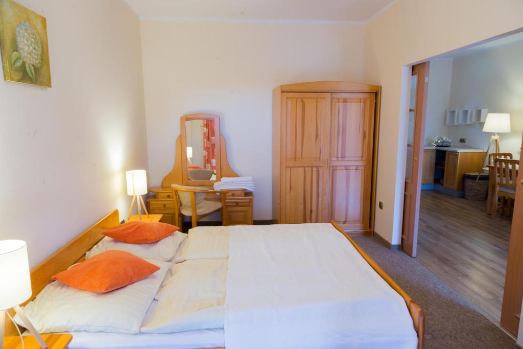 Posteľ alebo postele v izbe v ubytovaní Apartamenty Miranda