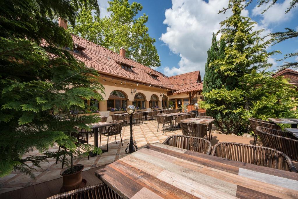 Restaurace v ubytování Platan Garden Rooms & Restaurant
