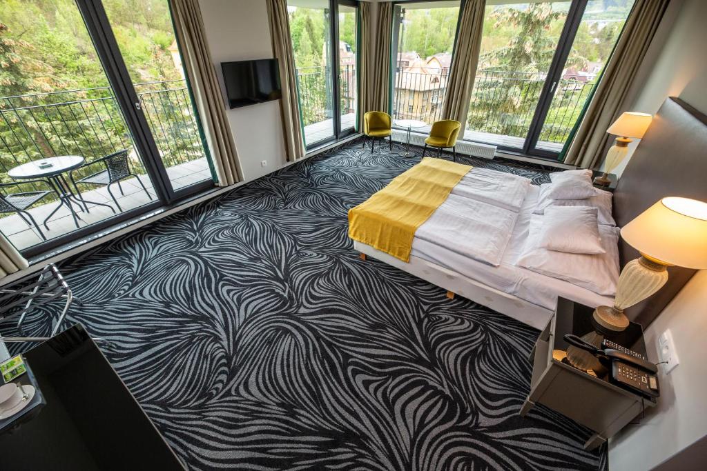 Postel nebo postele na pokoji v ubytování Parkhotel Carlsbad Inn