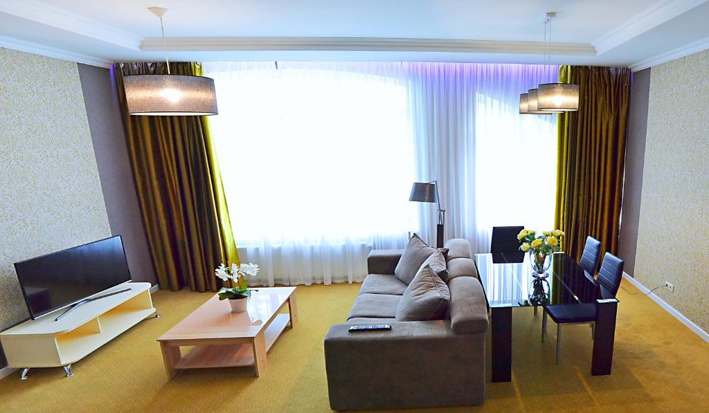 TV a/nebo společenská místnost v ubytování Hotel Ajur