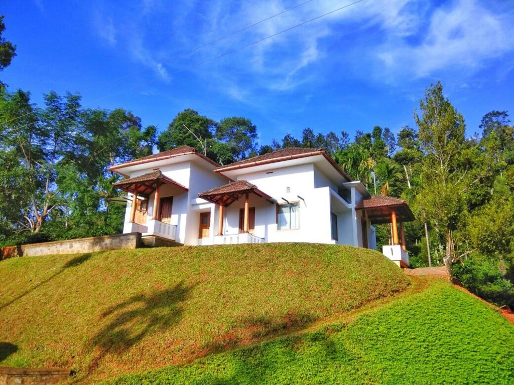 Pristine Hills في Meppādi: منزل على قمة تلة عشبية