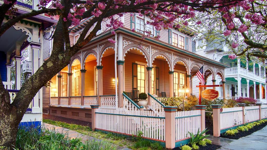 uma casa com uma árvore florida em frente em The Mason Cottage Downtown em Cape May