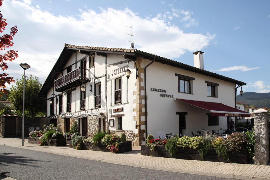 un edificio bianco sul lato di una strada di CASA RURAL BARAZAR a San Sebastián