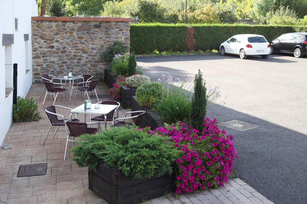 A garden outside CASA RURAL BARAZAR