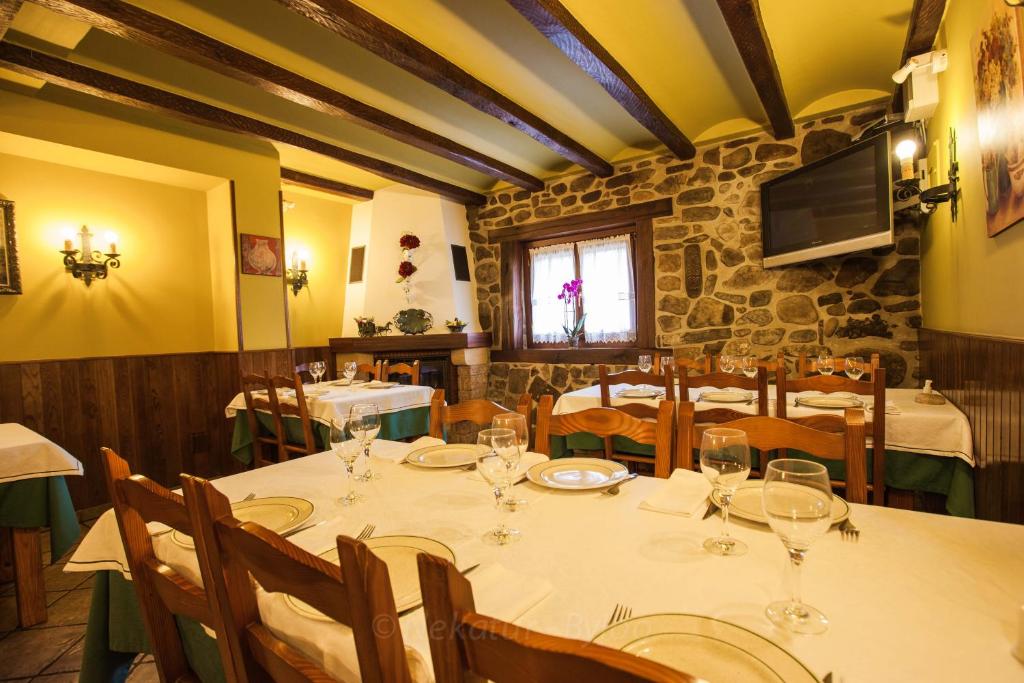 A restaurant or other place to eat at CASA RURAL BARAZAR