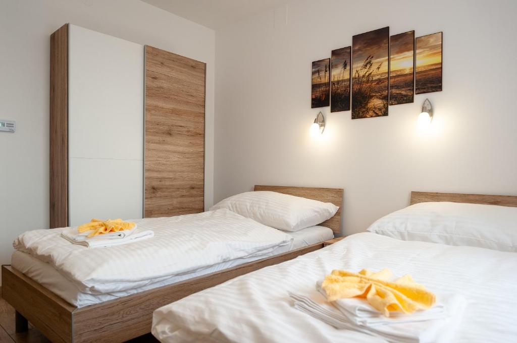 Ένα ή περισσότερα κρεβάτια σε δωμάτιο στο Vivien Szálló