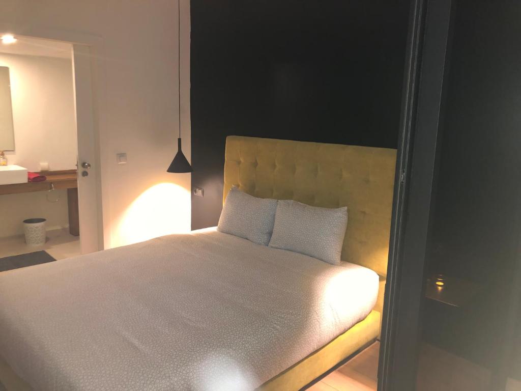- une chambre avec un grand lit et des draps blancs dans l'établissement Cosy Appartment, à Rabat