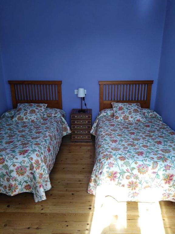 two beds sitting next to each other in a bedroom at La Clinica in Ballota