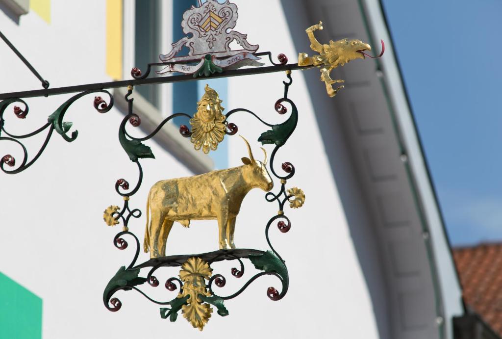 a decoration of a cow on a building at Hotel Gasthof Ochsen in Kißlegg