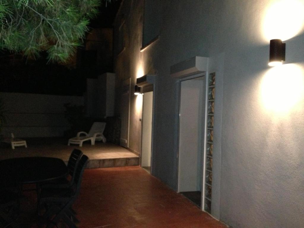 a room with a light on the side of a building at Gîte Polema in Marseille