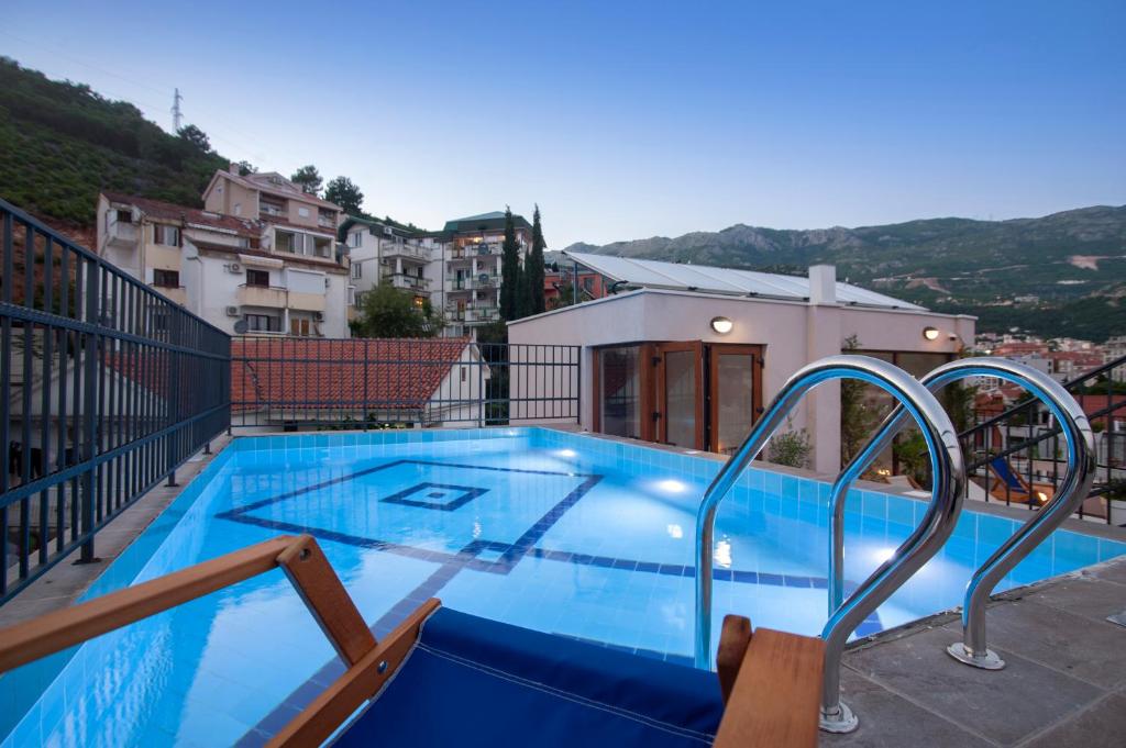 Bazén v ubytování Hotel Twelve by Aycon nebo v jeho okolí