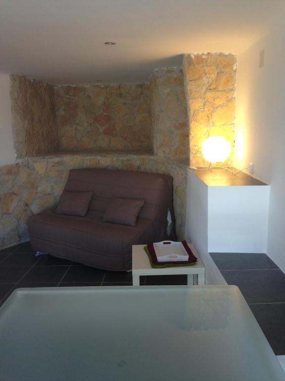 a living room with a couch and a table with a lamp at Gîte Polema in Marseille