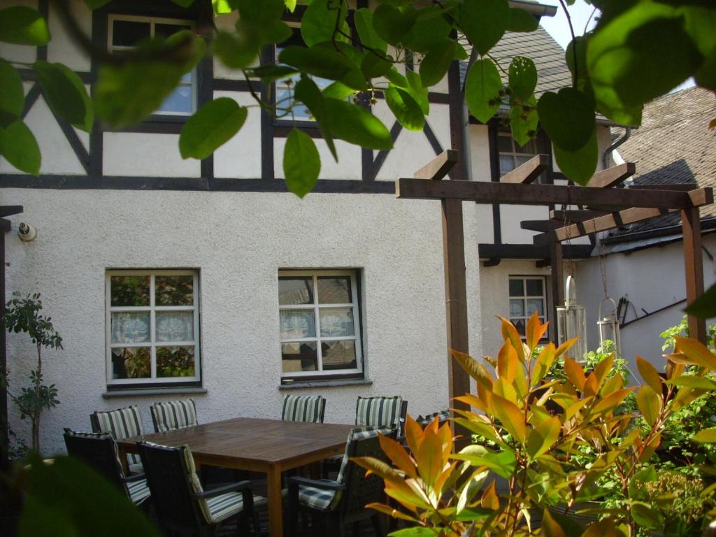 einen Tisch und Stühle vor einem Haus in der Unterkunft Ferienhaus Haus am Pütz in Wintrich