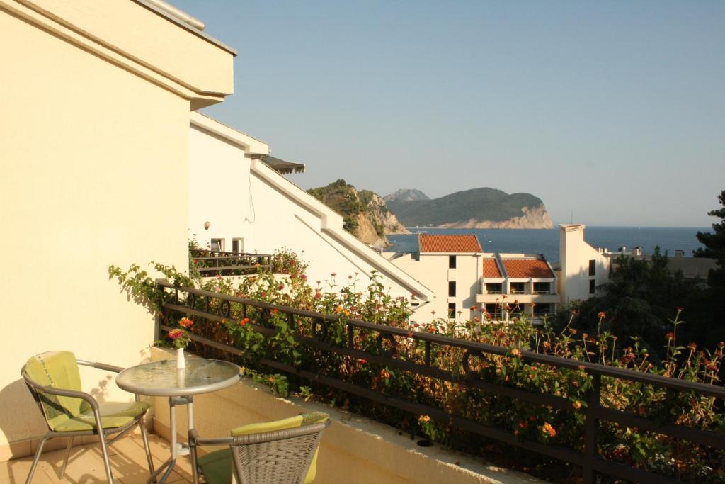 a balcony of a building with a table and chairs at Hotel Danica in Petrovac na Moru