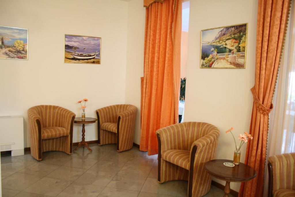 a waiting room with chairs and a table at Hotel Danica in Petrovac na Moru