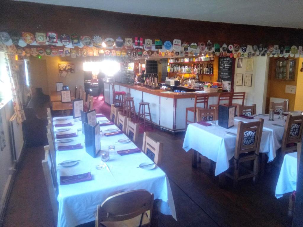 A restaurant or other place to eat at The Geese and Fountain 