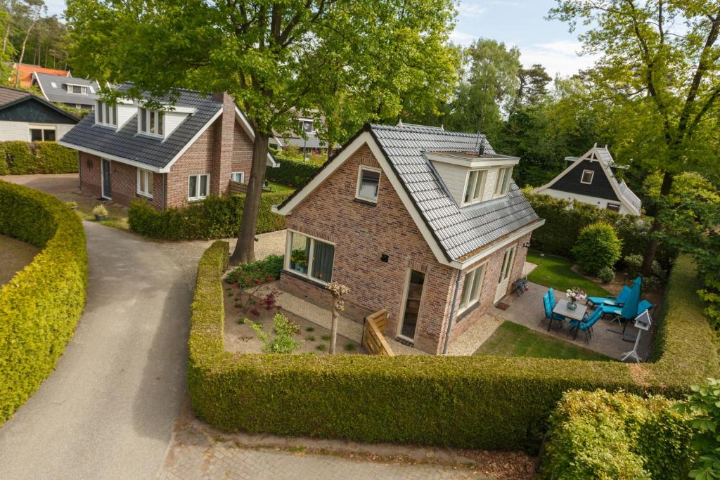 an overhead view of a house with a driveway at Villa Vlinder in Otterlo