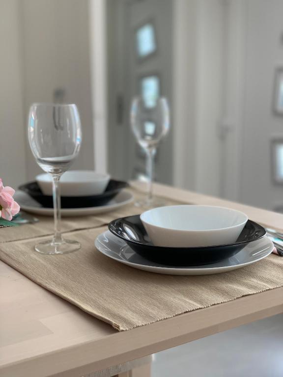 stół z talerzami i kieliszkami do wina w obiekcie Studio Claudia w mieście Opatija