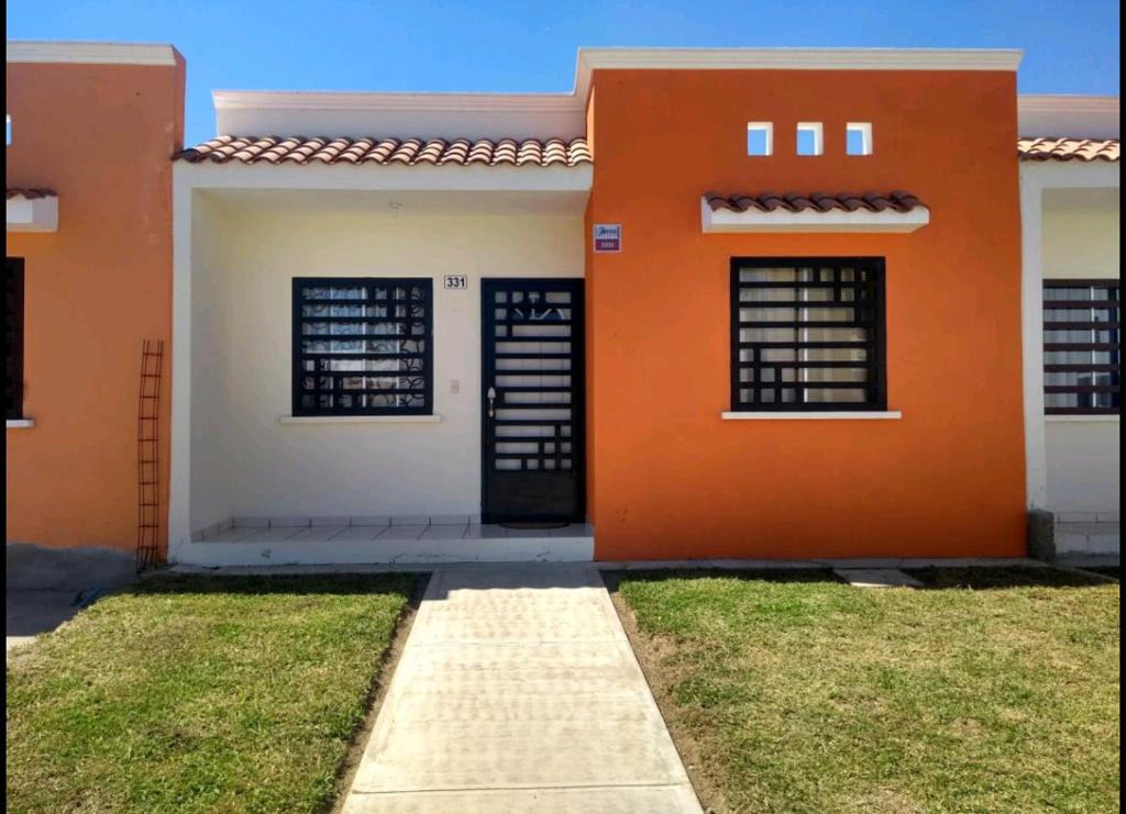 Casa de color naranja y blanco con 2 ventanas y puerta en Tu casa en Mazatlan., en Mazatlán