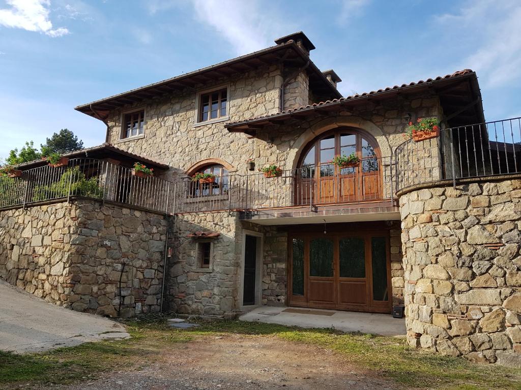 Casa de piedra con balcón en la parte superior. en La locanda dei Reggia en Gavinana