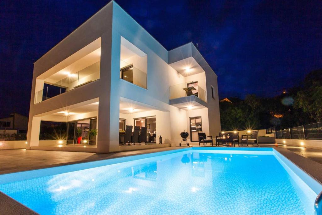 Bazén v ubytování Villa Rina - luxury holiday home nebo v jeho okolí