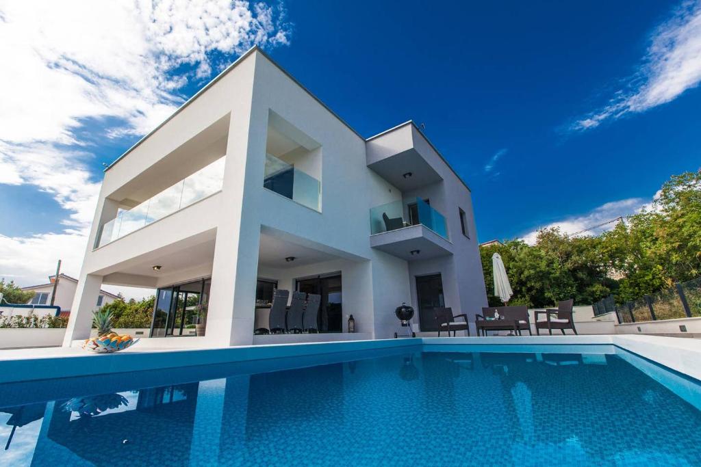 Bazén v ubytování Villa Rina - luxury holiday home nebo v jeho okolí