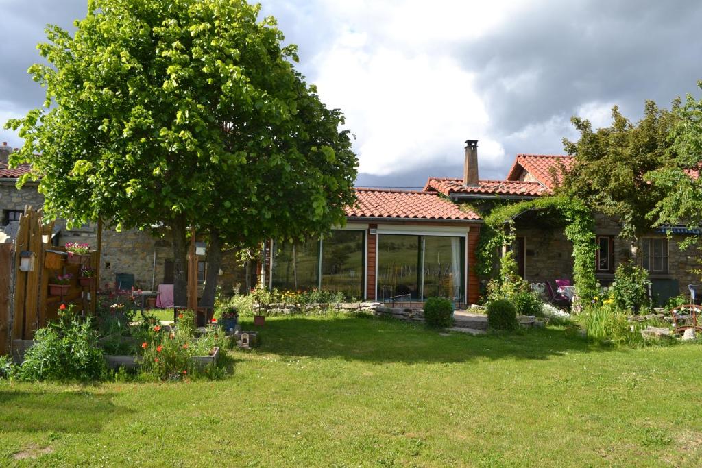 studio indépendant dans maison à la campagne في Égliseneuve-près-Billom: منزل أمامه حديقة