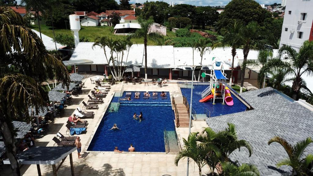 an overhead view of a swimming pool with people in it at Primar Plaza Hotel in Botucatu