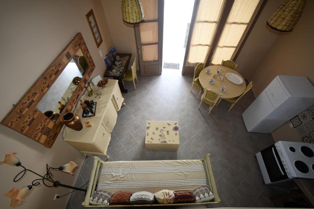 ナクソス・コラにあるSpiretas Homeのテーブルと鏡付きの部屋のオーバーヘッドビュー
