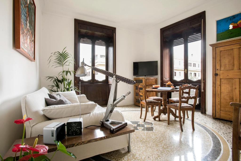 salon z kanapą i stołem w obiekcie Flat Six w Rzymie