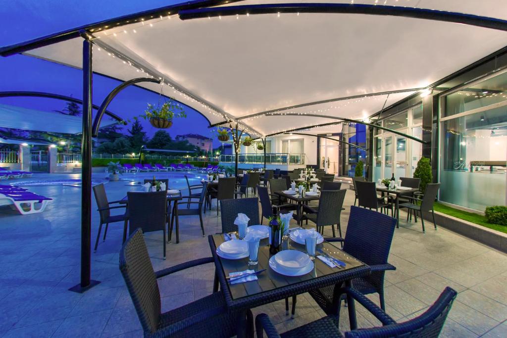 Restaurace v ubytování Семеен хотел Адена