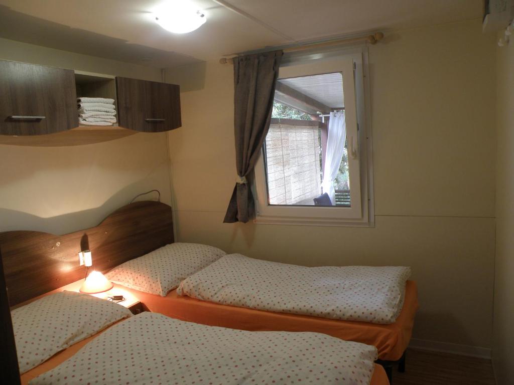 Postel nebo postele na pokoji v ubytování Mobile homes Marita