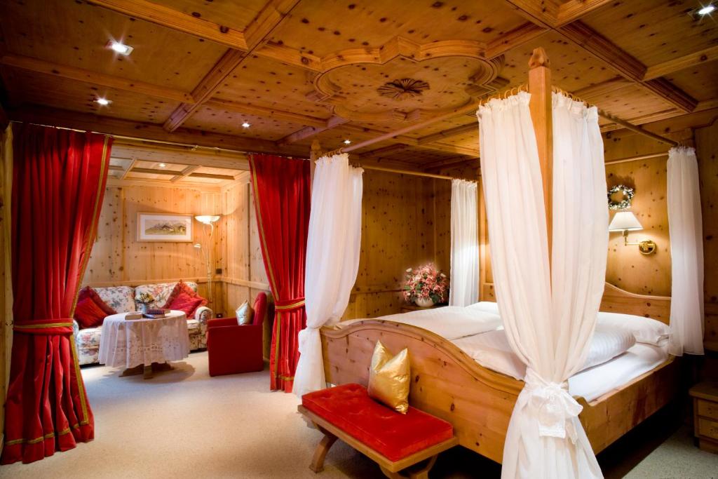 Postel nebo postele na pokoji v ubytování Hotel Sassongher