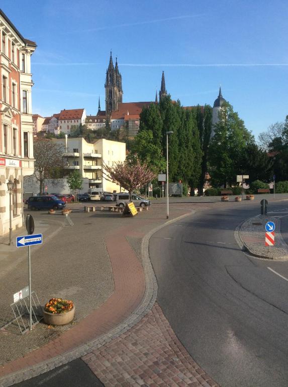 una strada vuota in una città con una chiesa di Apartments at Old Town Bridge Altstadt, Elbestrand, Fahrradweg, Schiffsanleger a Meißen